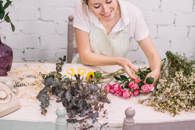 Foto grátis conteúdo mulher criando bouquet floral