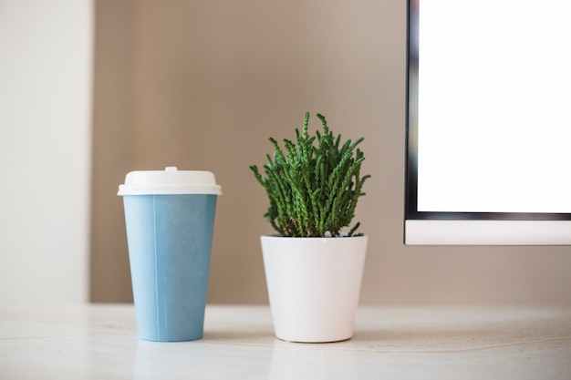 Foto grátis copa perto de planta em pote perto de tv