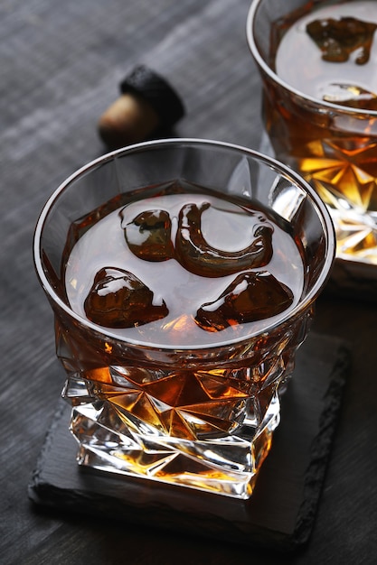 Foto grátis copo de whisky ou bourbon, só com gelo