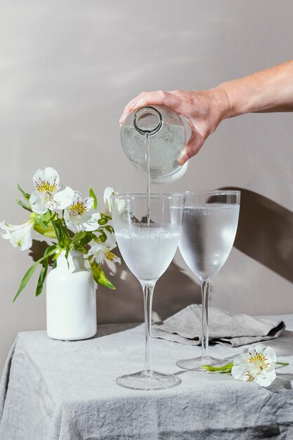 Copos de água e flores na mesa