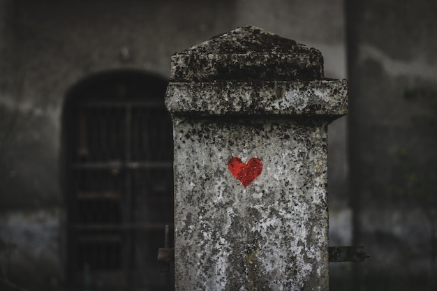 Foto grátis coração vermelho pintado em uma lápide em um cemitério