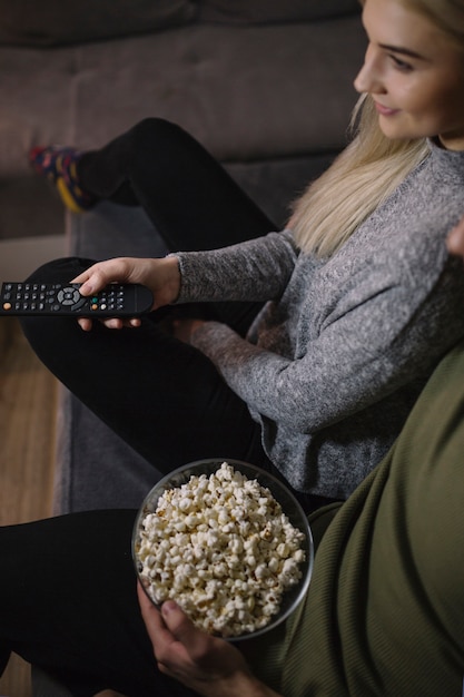 Foto grátis cortar casal assistindo tv no sofá