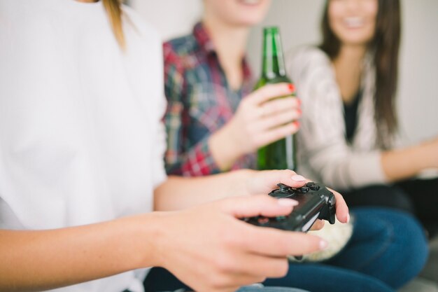 Cortar mulher jogando videogame com amigos