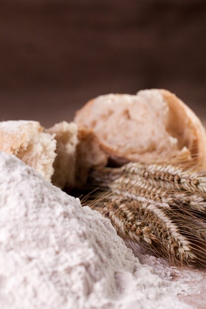 Cozer os ingredientes na mesa de madeira