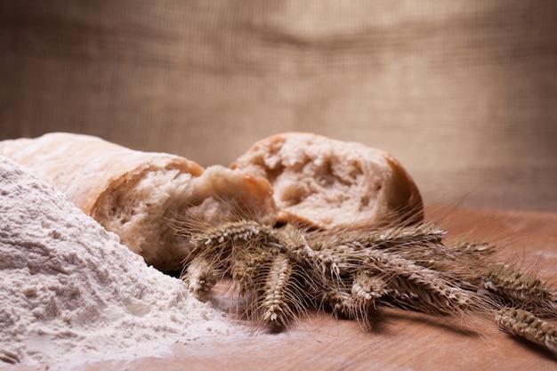 Cozer os ingredientes na mesa de madeira