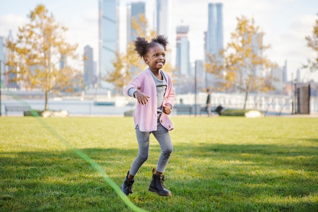 Criança brincando de outdoorns no parque