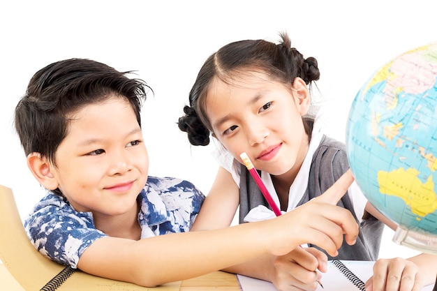 Foto grátis crianças asiáticas estão estudando o mundo sobre fundo branco