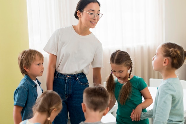 Foto grátis crianças brincando com a professora