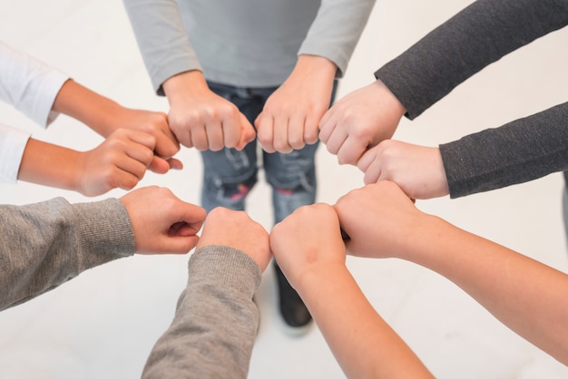 Foto grátis crianças, com, seu, mãos, junto