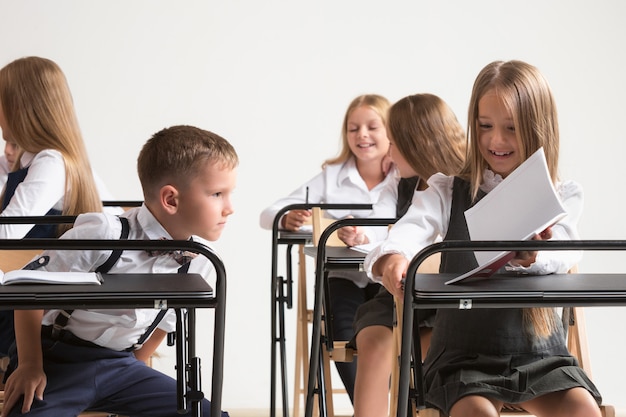 Foto grátis crianças em idade escolar na sala de aula na lição