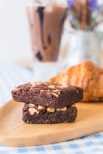 Foto grátis croissants e brownies