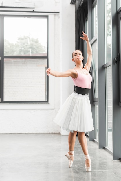 Dançarina de balé elegante dançando no estúdio de dança