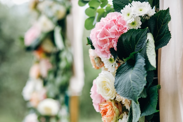 Foto grátis decoração de casamento italiano. eucalipto verde, laranja e rosa f