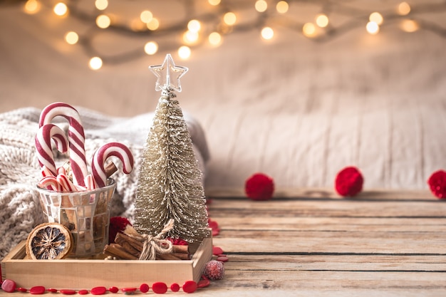 Decoração festiva de Natal natureza morta em fundo de madeira, conceito de conforto doméstico e férias