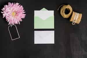 Foto grátis decoração floral com folhas de papel e envelope