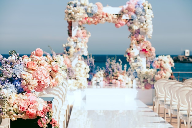 Foto grátis decorado com flores sair cerimônia de casamento e arco