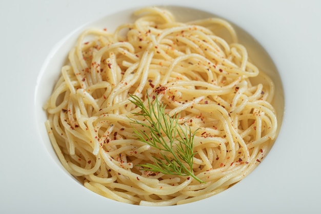 Foto grátis delicioso espaguete com verduras em um prato branco.