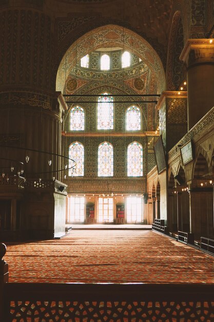 Dentro da Mesquita Azul em Istambul um belo interior histórico