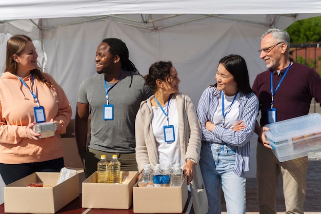 Foto grátis diferentes pessoas fazendo trabalho voluntário