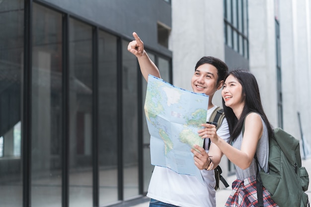 Foto grátis direção de casal asiático viajante no mapa de localização em pequim, china