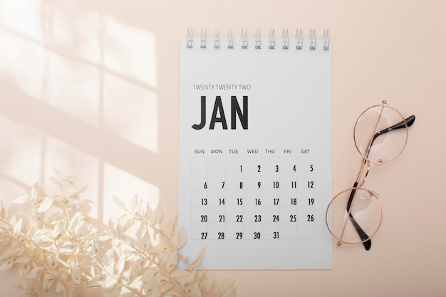 Disposição da vista superior com óculos e calendário