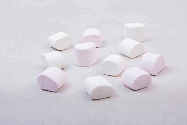 Foto grátis doces marshmallows brancos na mesa branca.