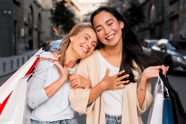 Dois amigos na cidade fazendo compras