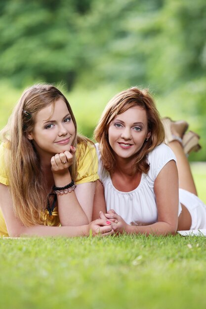 Duas lindas meninas penduradas no parque