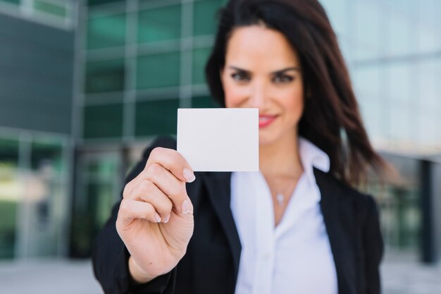 Empresárias mostrando cartão de visita em branco