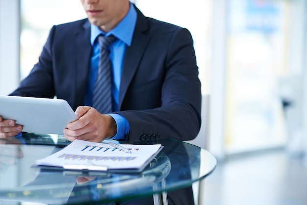 Foto grátis empresário de trabalho no escritório