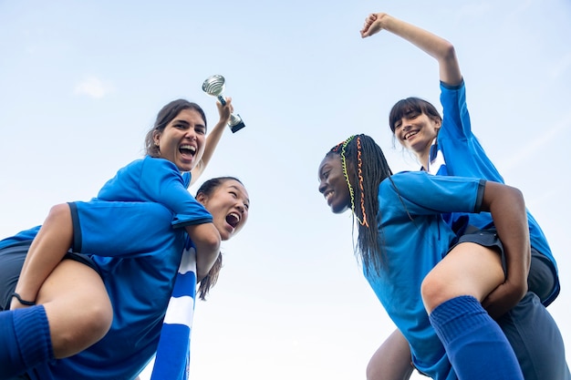 Foto grátis equipe comemorando a vitória da taça de prata