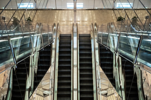 Escadas rolantes no shopping