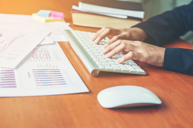 Foto grátis escrita homem em um teclado