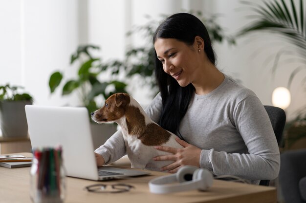 Estilo de vida do animal de estimação junto com o proprietário