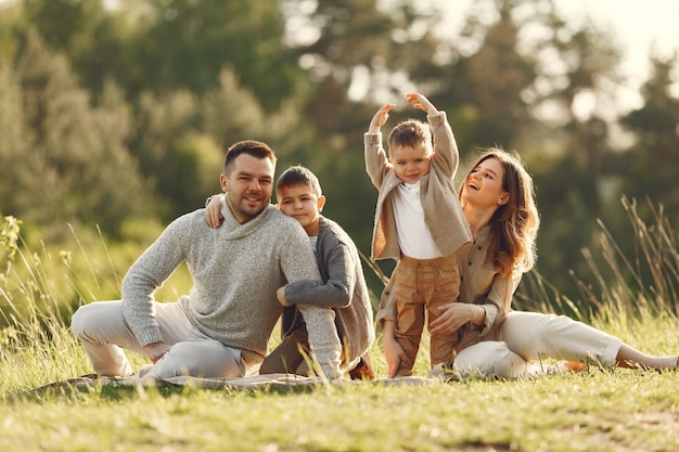 Família bonita jogando em um campo de verão