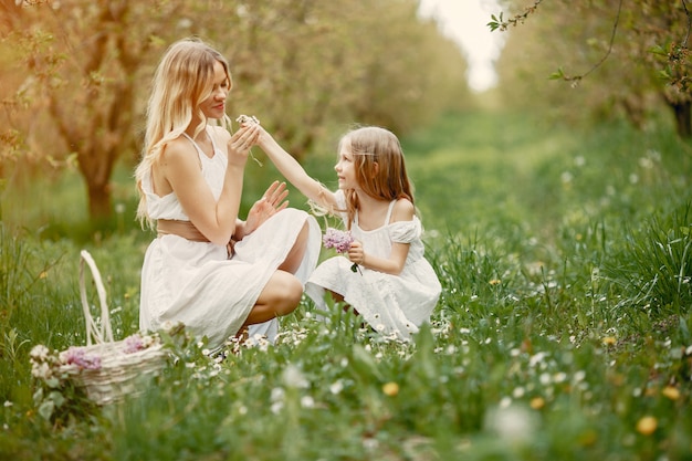 Foto grátis família bonito e elegante em um parque de primavera