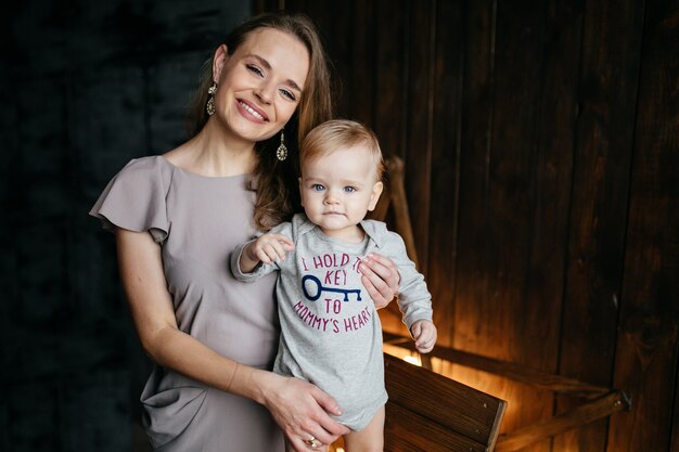 Família de sorriso feliz no estúdio no fundo da árvore de Natal com presente