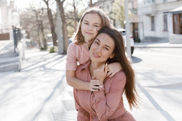 Foto grátis família feliz mãe e filha ao ar livre