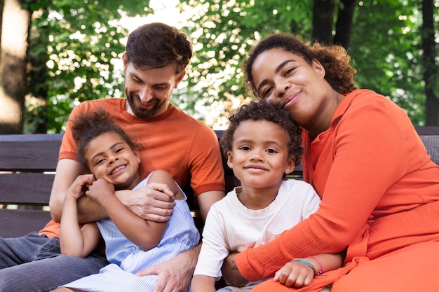 Família passando um tempo junta ao ar livre no parque