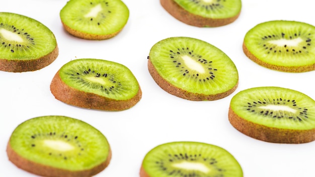 Foto grátis fatias de frutas frescas de kiwi na superfície branca