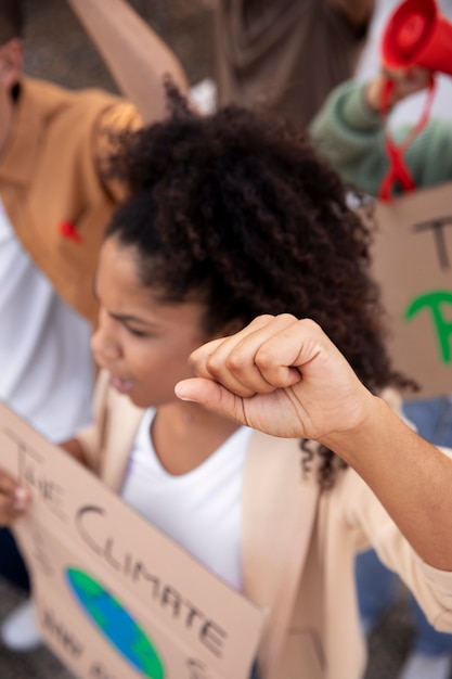 Foto grátis feche as pessoas protestando juntas