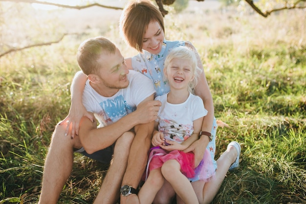 Foto grátis feliz família bonita no grande jardim no horário do amanhecer