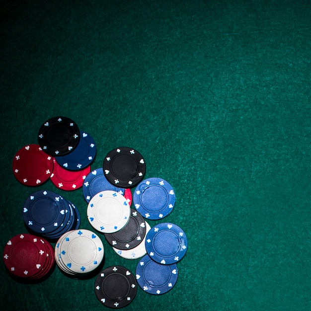 Foto grátis fichas de casino na mesa de poker verde