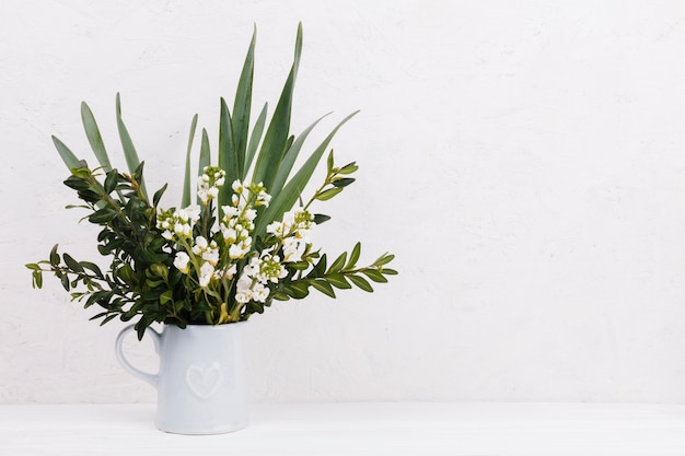 Flores decorativas em um vaso