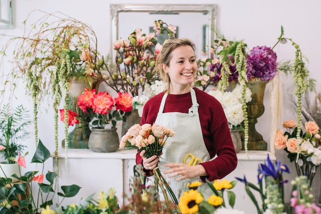 Foto grátis florista amigável em florista