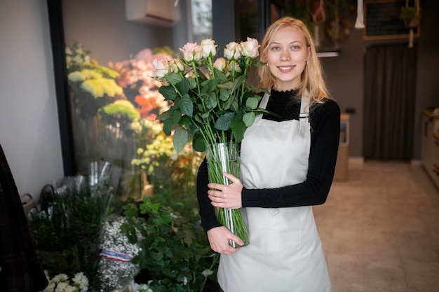 Foto grátis florista fazendo um lindo arranjo de flores