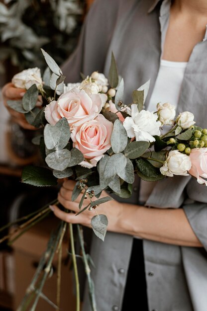 Florista fazendo um lindo arranjo floral