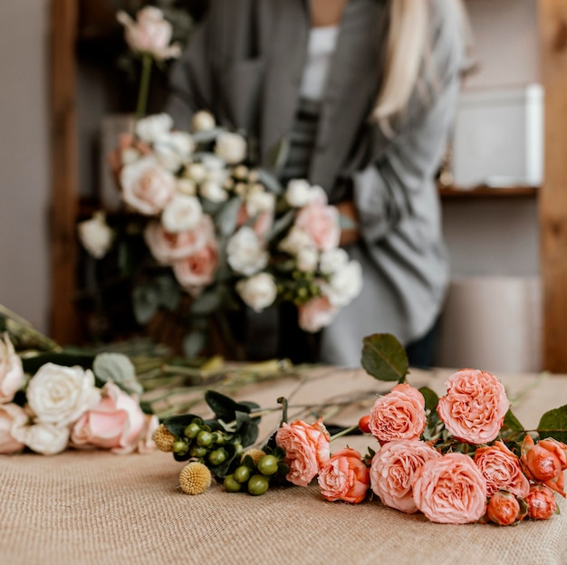 Florista fazendo um lindo arranjo floral