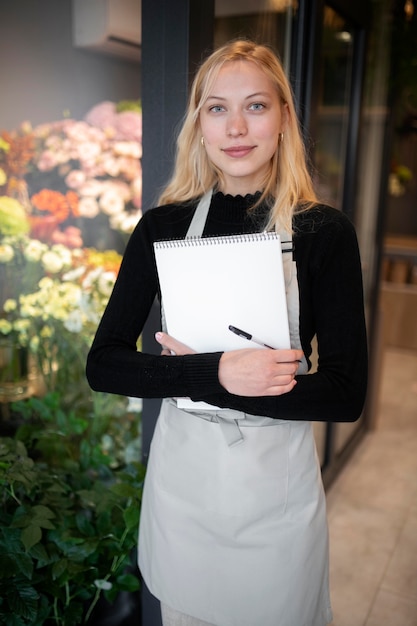 Florista segurando um caderno