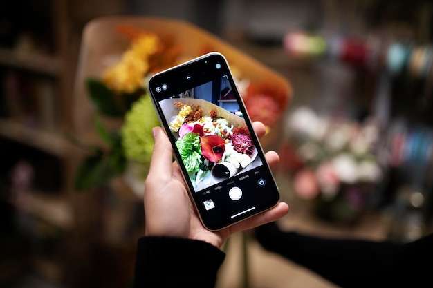 Florista tirando foto de um buquê feito na hora